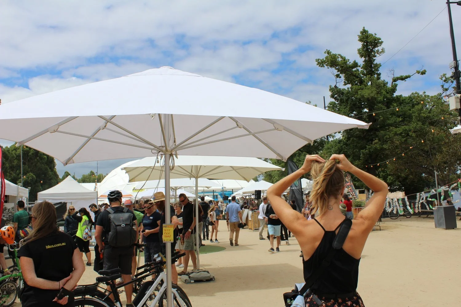 Festival goers at Sustainable Livg Festival, pictured with bettercup co-founder, Christie Kamphuis.